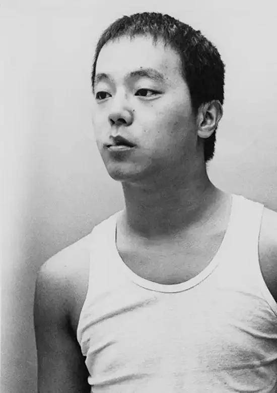 前黑豹主唱窦唯,巅峰时期王菲为他倒夜壶,如今却沦至邋遢街头?