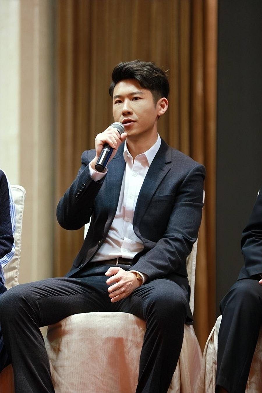 演员王骁:40岁走红,娶平凡妻子生一女,是母亲王馥荔的骄傲_表演_工作