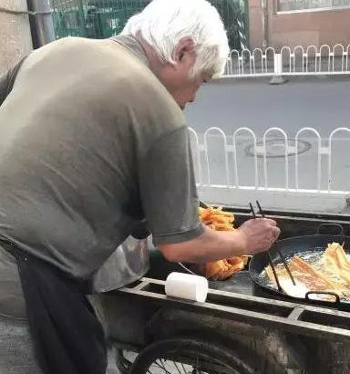 人称"白毛煎饼王"一辆破三轮日赚千元,顾客:甘愿排队俩小时!