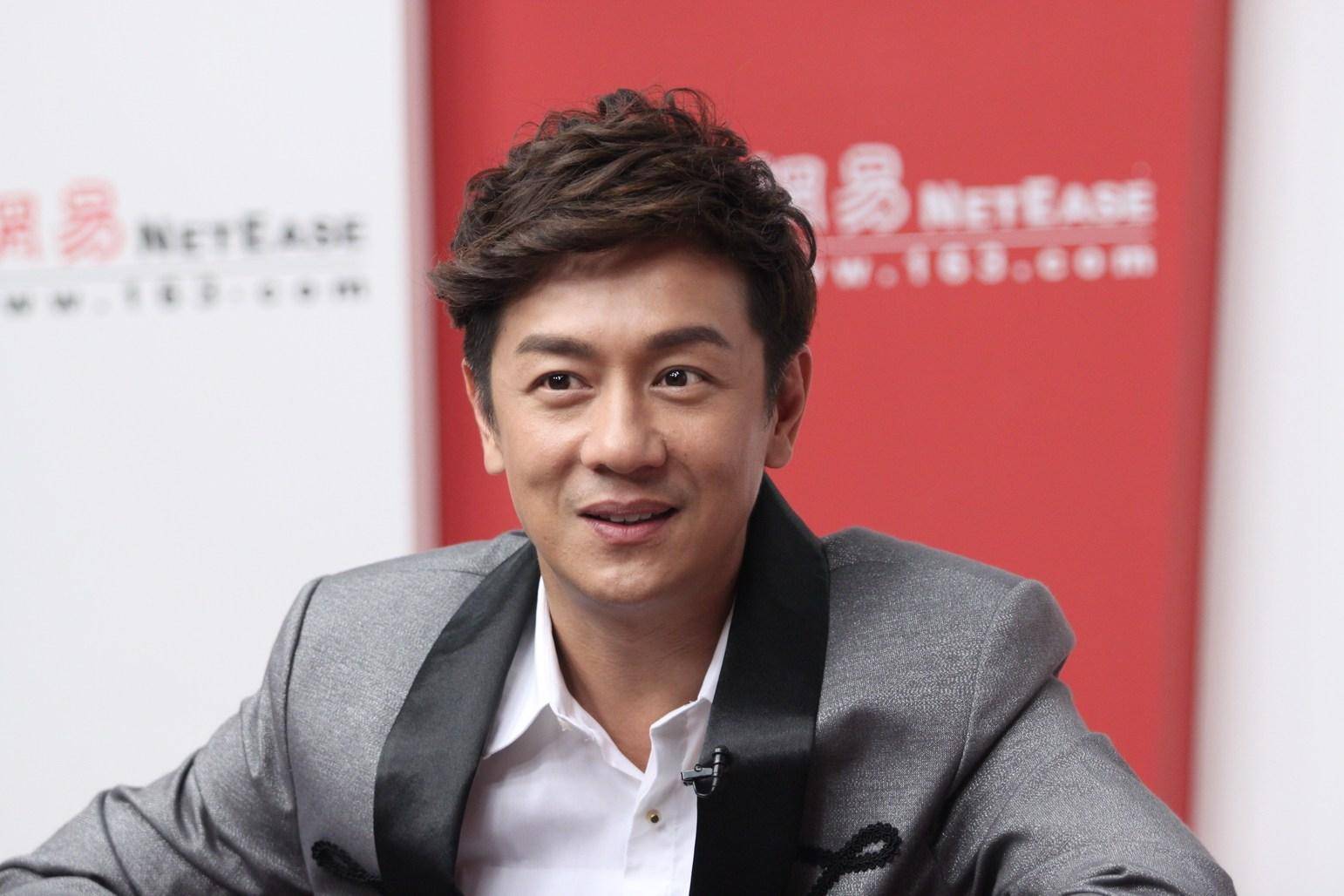 从千万级身价的"国民公子",演变成今时今日的"好色王爷",陈浩民在54岁