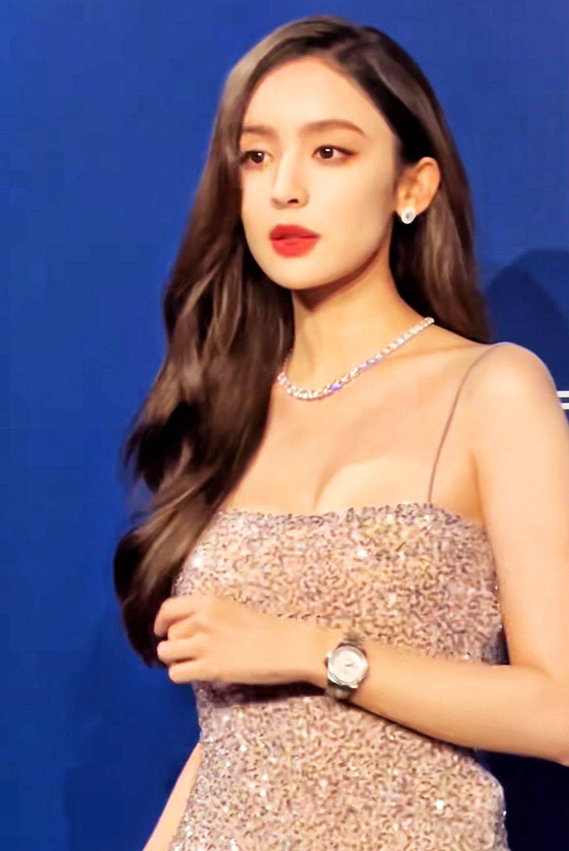 31岁古力娜扎参加晚宴,身材丰腴腿又细又直,和彭于晏陈星旭同台_女