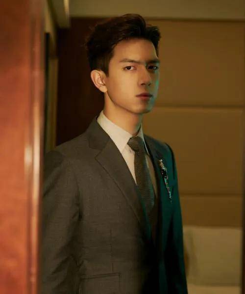 李现1991年出生于湖北,高二的他的体重曾经达到了160斤,好在后来渐渐