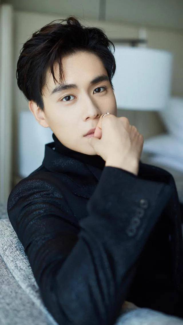 因出演电影《夏末未至》进入演艺圈,剧中他饰演高大帅气的"欧俊"一角