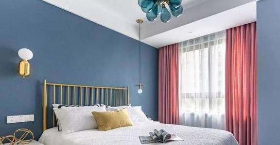 卧室就用了比较深的蓝色,搭配线条简单的铁艺床板,红色的窗帘起到一个