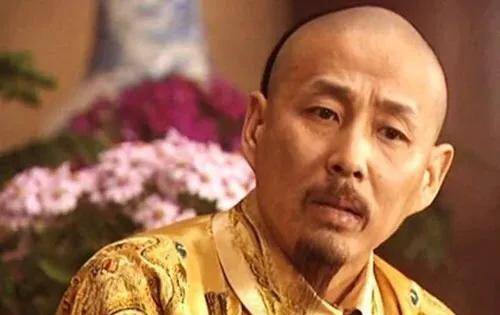 康熙听从神力王达摩苏的建议,"江湖的事情江湖人来办",于是选定了胜英