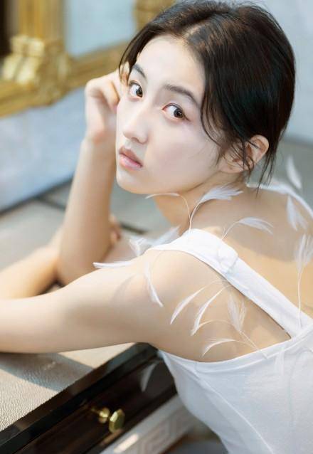 有种"养成系"叫张子枫,不过一套白色羽毛裙,美到认不出_感觉_变化