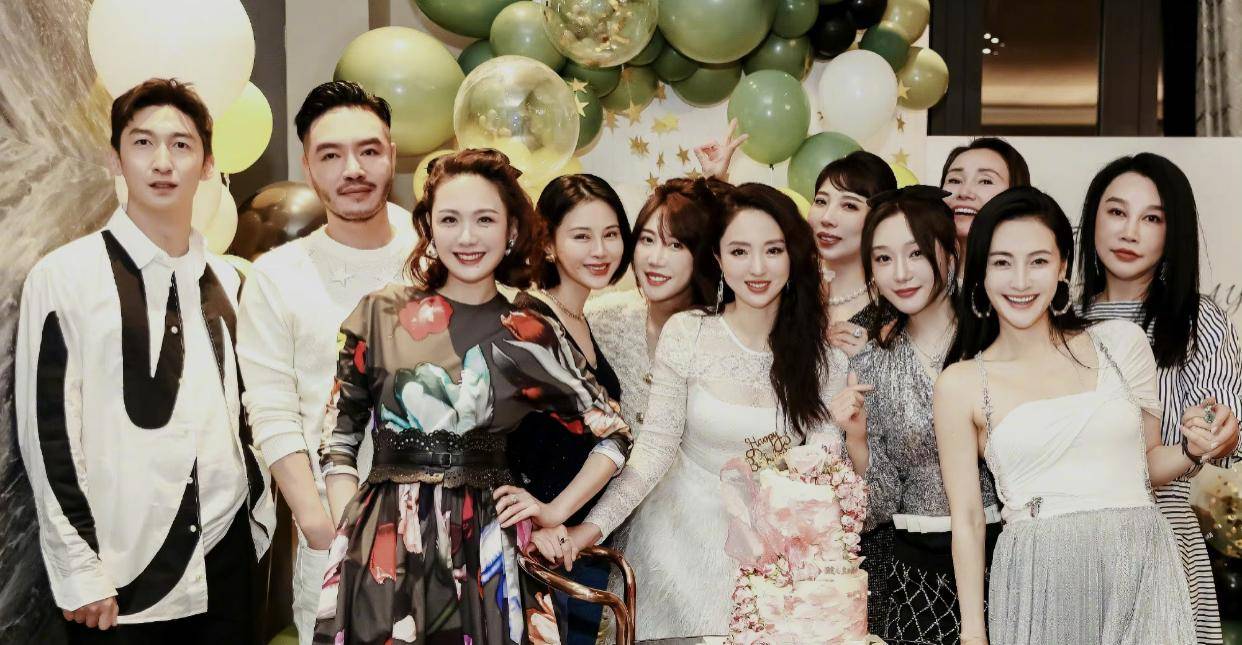 佟大为老婆为董璇庆生,当众亲吻不避嫌,武大靖与一神秘男子现身_关悦