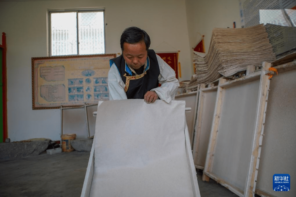 西藏尼木:藏纸技艺铺就美好生活_新华社_格桑旦增_雪拉