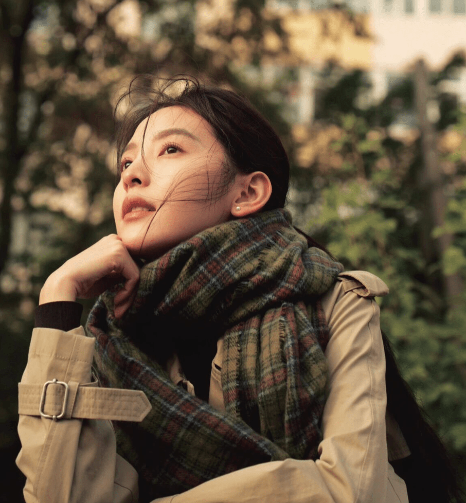 片中,章若楠饰演的女主角许念是一名护士,她和男友搬进一家公寓.