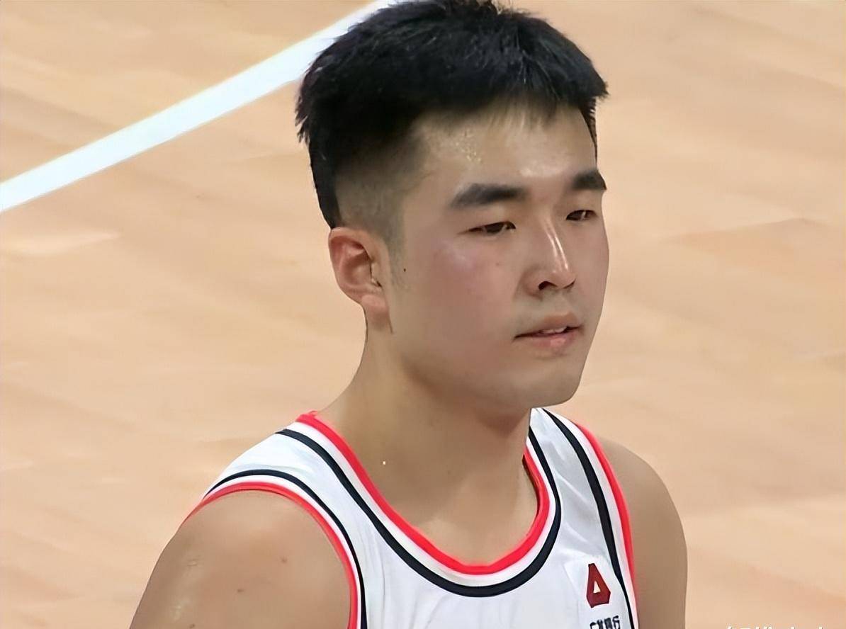 广东队还有两个好消息,杜锋如释重负,沃特斯笑嘻嘻_徐杰_周琦_胡明轩