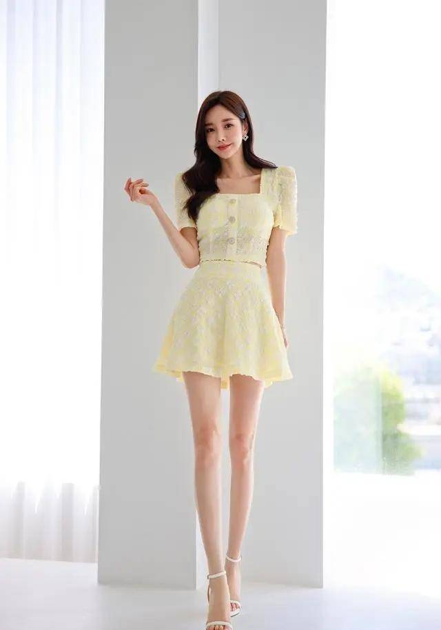 韩国美女模特孙允珠穿着酸柠檬茶制成的淡黄色微半透明连衣裙真的很