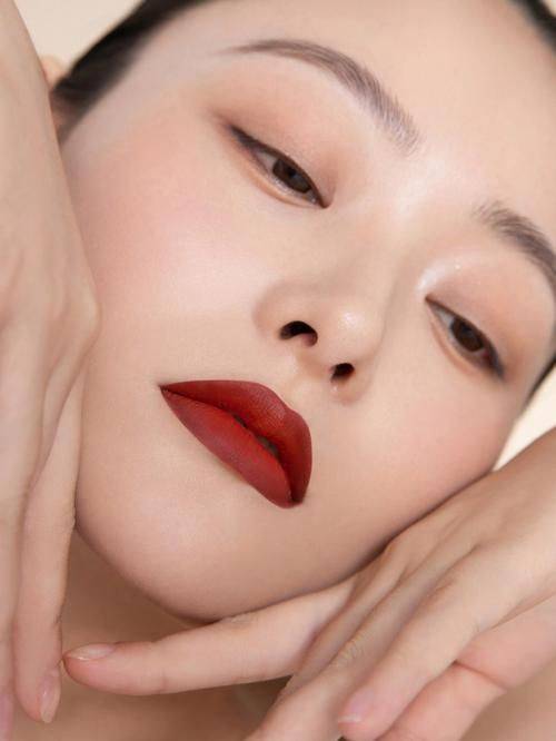 睛彩视界:口红能够为嘴唇增添亮丽的色彩