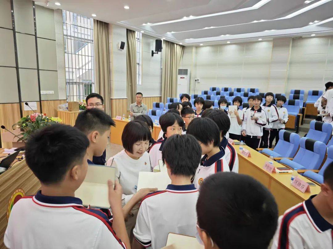 劳模工匠精神宣讲活动在西樵中学开讲_劳动_区洁芬_中国教育工会