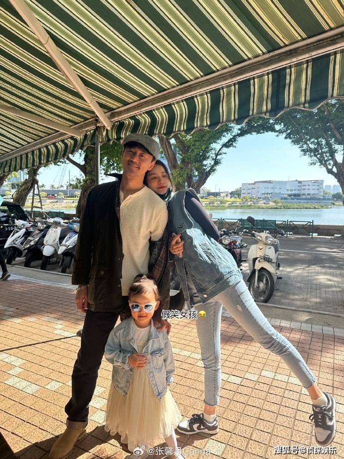 林峯老婆晒全家福,一家三口幸福同框,小luna露正脸越长越像爸爸_张馨