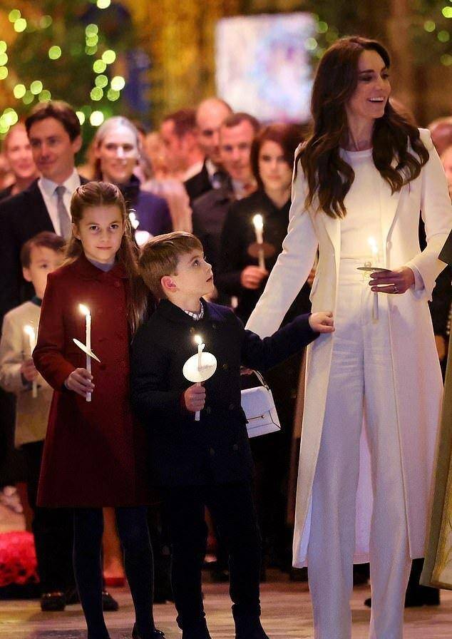 8岁夏洛特公主惹关注!她如威廉一样善于表情管理_王室_路易_乔治