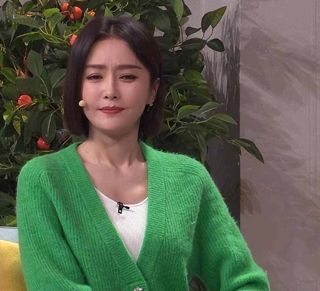 6,万茜造型二:知性气质风格,落落大方节目:小品《花开种花家》服装