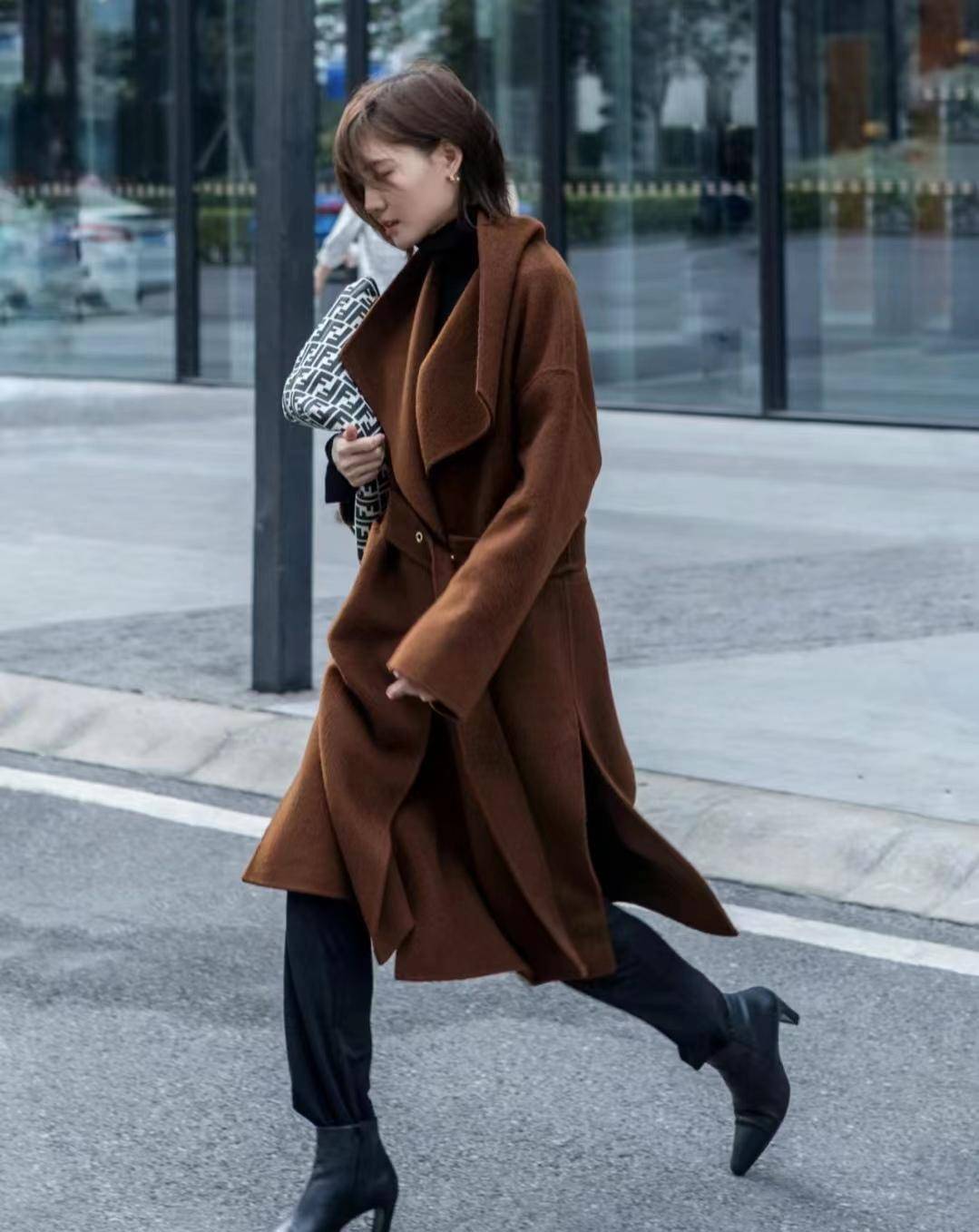 今年冬天"焦糖色"衣服火了,显人温柔又高级,怎么搭配都好看