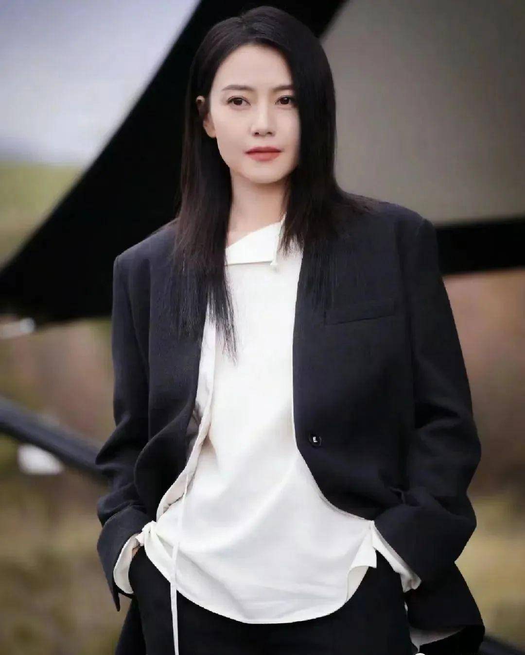 真不愧是"国民女神",44岁高圆圆,她的穿搭还是这么"能打"!