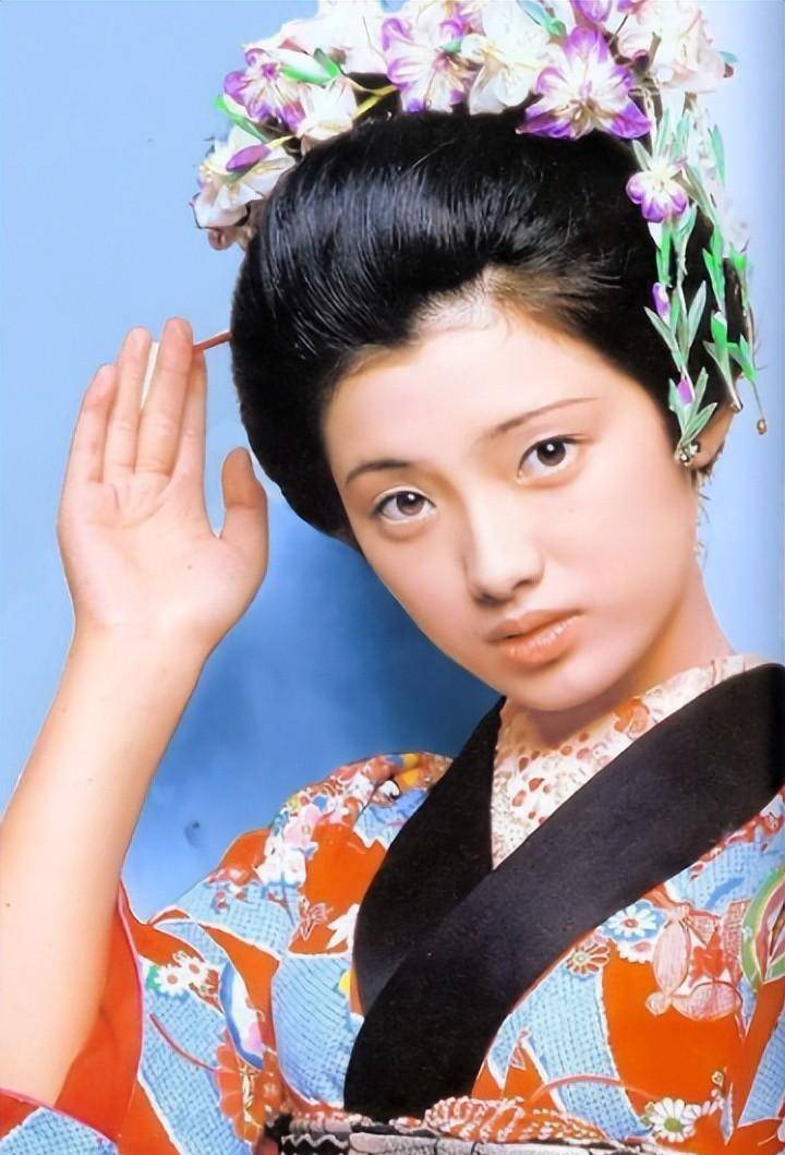 "樱花女神"山口百惠:64岁优雅装扮,不惧时代的自信魅力!