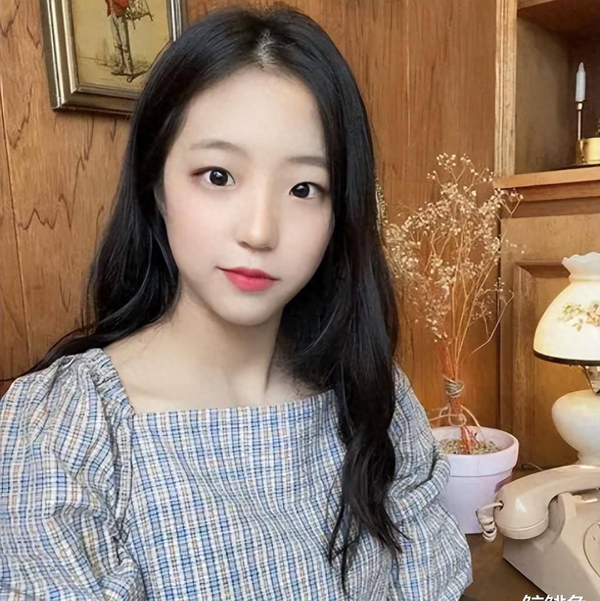 韩国19岁乒坛美女与王楚钦合照,剪刀手歪头杀,网友忍不住当月老