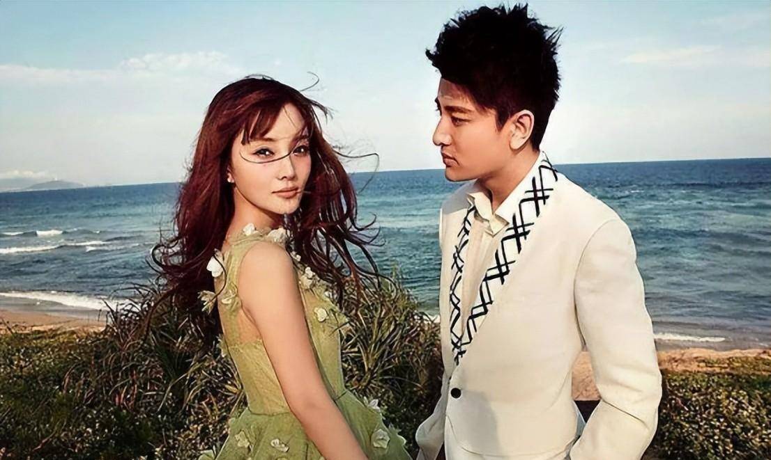 再现"少女嘻哈风",40岁的李小璐街头溜滑板,大长腿搭配超短裙