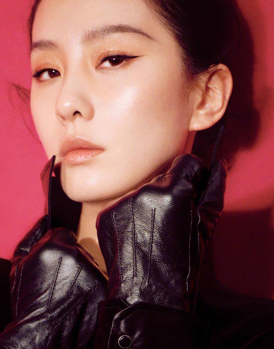 刘诗诗妆容优雅清凉,魅力四射,身着闪亮修身裙,身材曲线优美