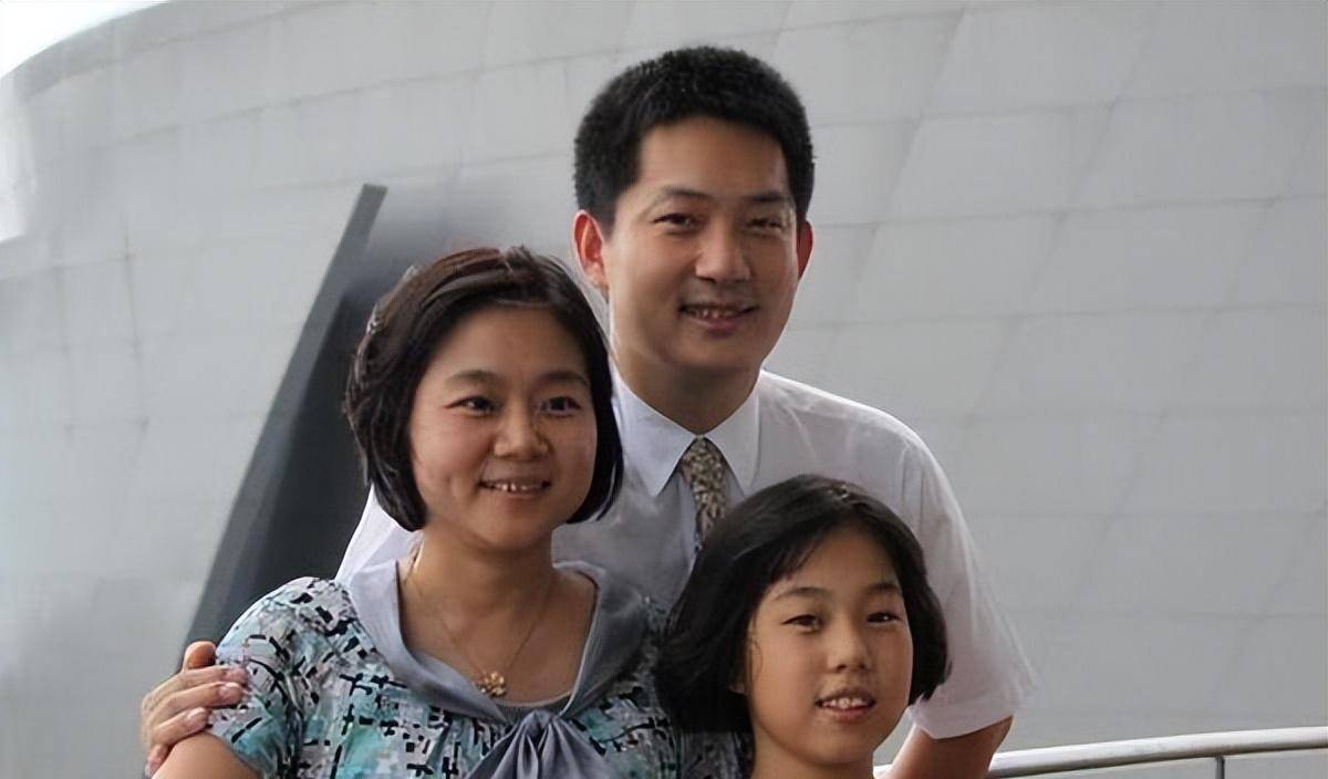 实现了当初的梦想,而张璇则大部分时间在家里打理家务,有时候陪着老公