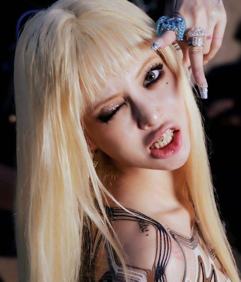 泫雅最新自拍穿着大胆眼神空洞被质疑精神有问题,mv让人后背发凉