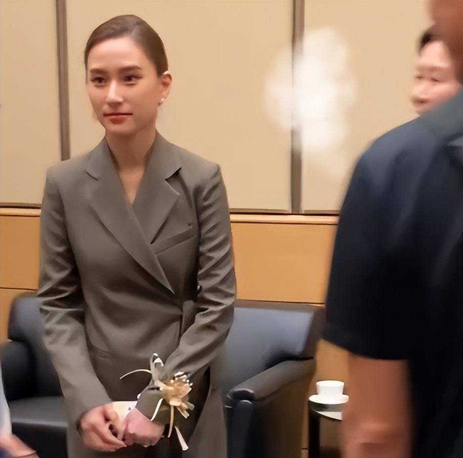 何超莲现身领奖再被疑怀孕,小腹明显凸起,候场瘫软在沙发显疲惫_窦骁