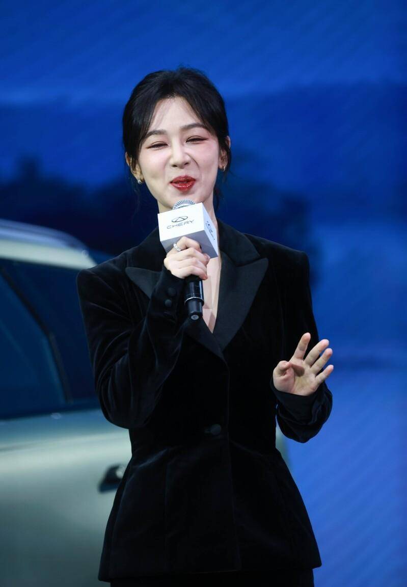 杨紫看着真瘦,穿黑色丝绒西装优雅干练,天鹅颈,小酒窝好迷人_时尚