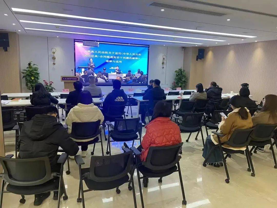 法学博士,现任北京理工大学教授;曾任最高人民法院法官,国家法官学院