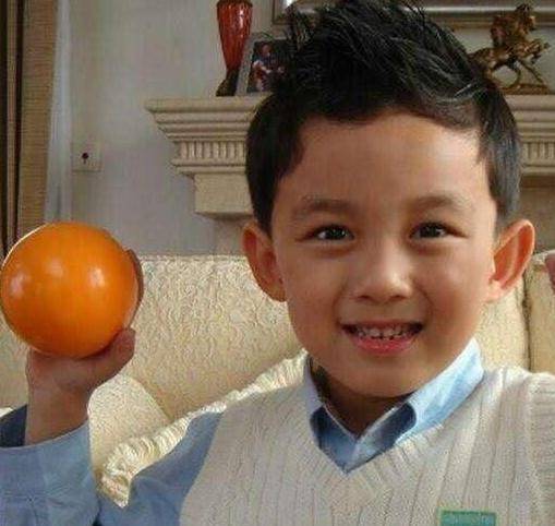 为拍戏连灌三瓶水,强行催吐也不嫌脏,难怪这个童星能火16年_吴磊_孩子