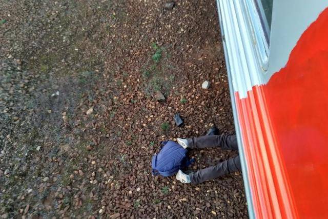 2017年,男子强迫妻子一同卧轨自杀,揭露法国900万抑郁人口惨状_卢安