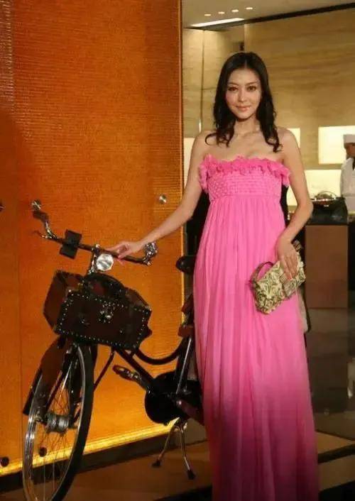 "杨颖师姐"熊黛林:同样手法上位,多次整容堪称"换头怪"!