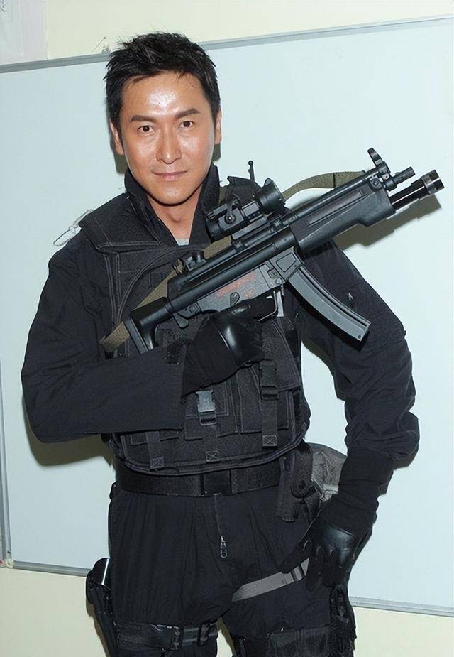 他在警察和演员两个职业上都取得了不俗的成绩,是香港社会最受尊敬的