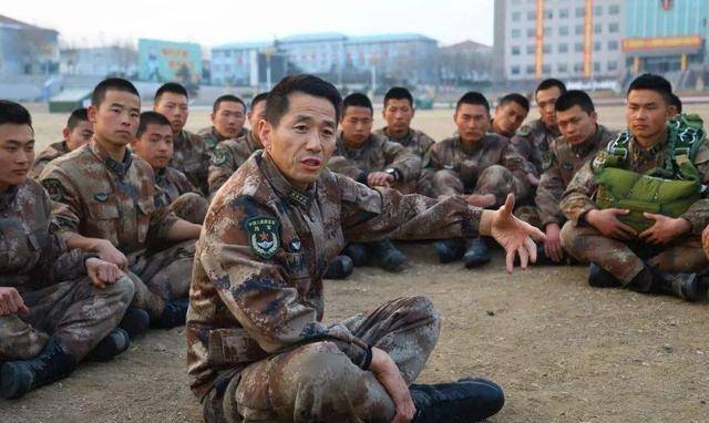 武仲良少将早年照但是,我军人才济济,也有不少佼佼者.