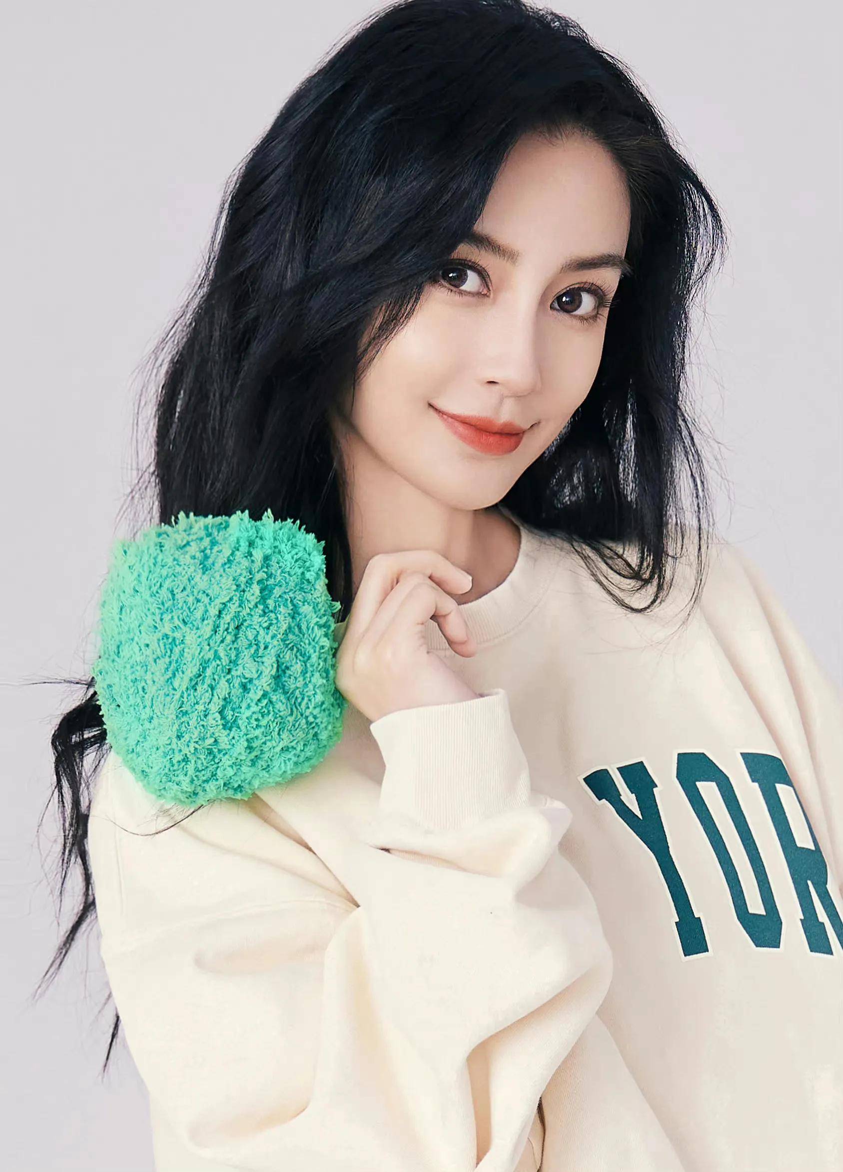 angelababy杨颖生日写真来了,长卷发大红唇妩媚动人_玫瑰_毛线_心态