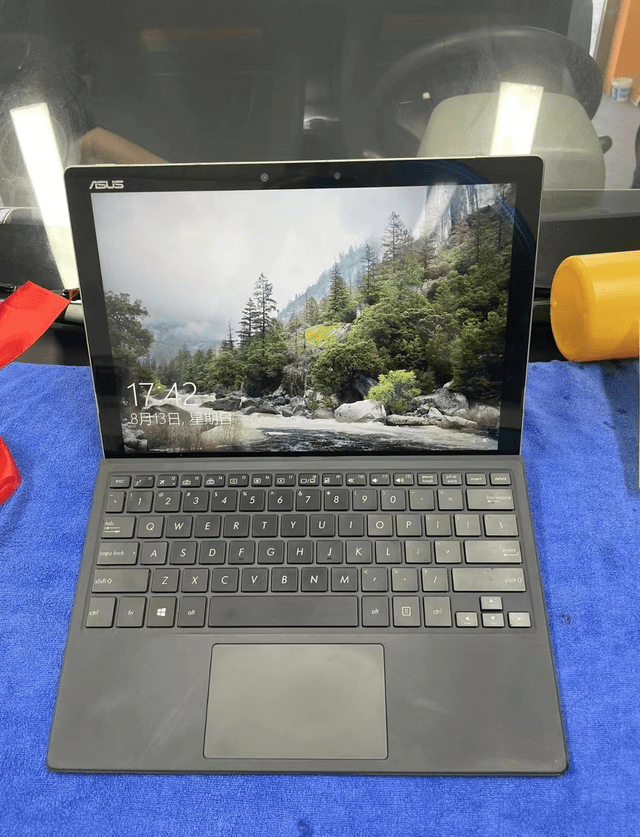 第一臺是微軟surface pro4,它是民間呼聲最高的windows平板,用戶數最