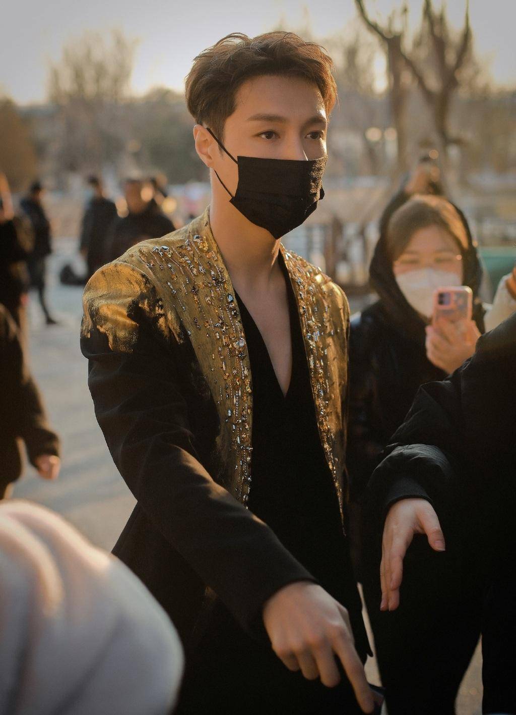 赵丽颖和古力娜扎,乔欣等美女穿裙装比美,这是属于小花们的春天_漂亮