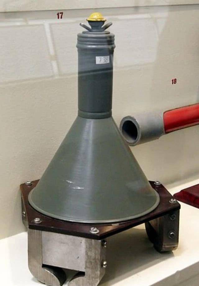 不过德国则开发了一种颇为奇特的反坦克武器,叫做磁性空心装药炸弹