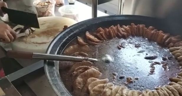 大哥天津卖“卤煮火烧”一份18元，生意火爆！网友：量和汤是亮点(图2)