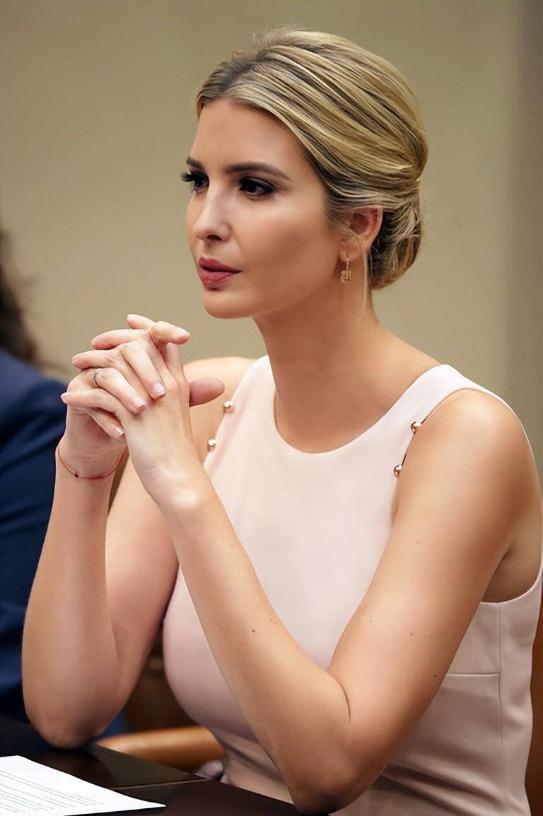 42岁伊万卡又瘦又美,老公也依旧帅气,3个孩子遗传他们的高颜值_伊凡娜