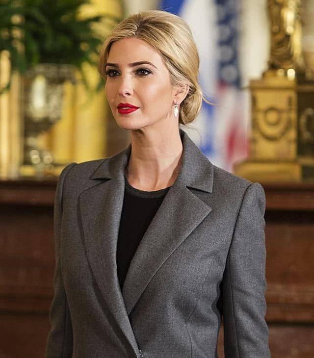 42岁伊万卡又瘦又美,老公也依旧帅气,3个孩子遗传他们的高颜值_伊凡娜