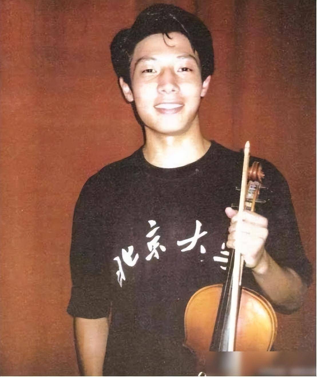 上了北京大学的撒贝宁,没有像同学说的那样选择了音乐专业,而是选择了