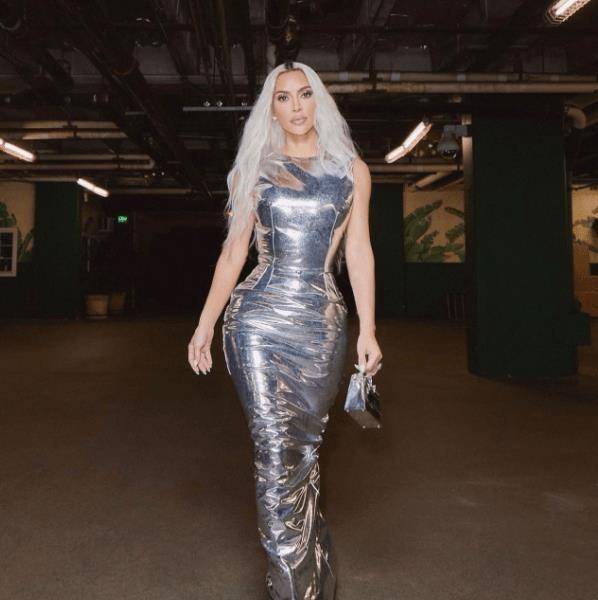 金-卡戴珊近照被曝光!火辣身材无踪影?网红脸却成焦点!