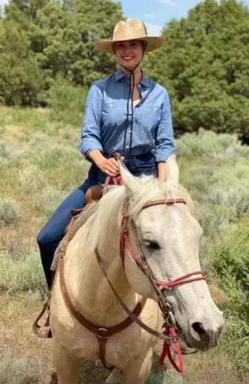 伊万卡最新造型,穿无袖马甲,短裙,头戴宽檐帽,元气满满又显嫩_牛仔