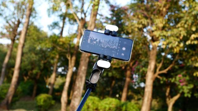 带稳定器的防抖自拍杆,支持AI人脸追踪:奥川M2 PRO体验