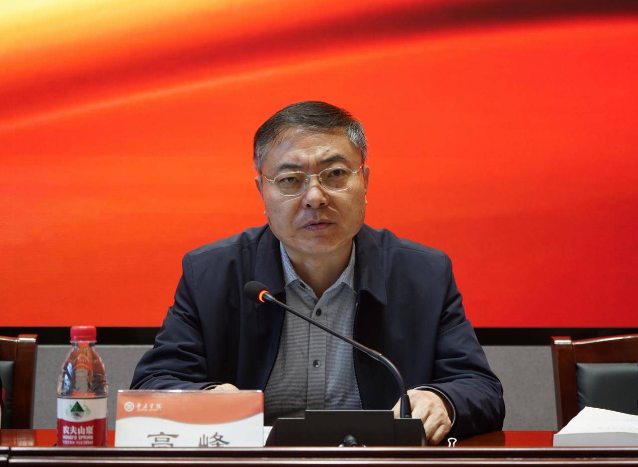 枣庄学院原党委书记,山东工程职业技术大学原党委书记胡小林致开幕词