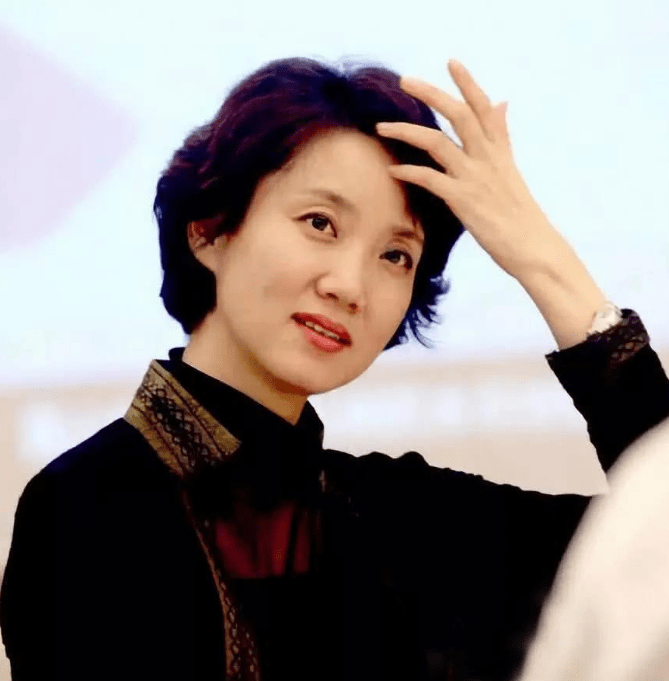 电视"首席女主播"李修平:42岁再婚嫁大10岁男子,至今无儿无女_父亲