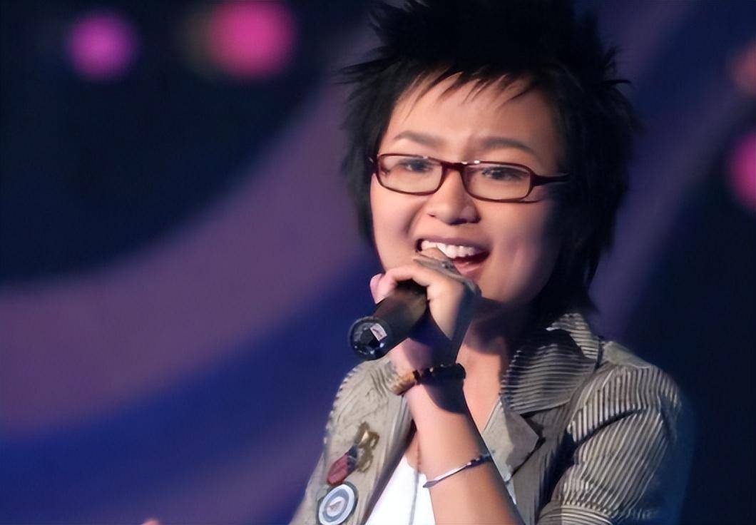 周笔畅出生于音乐世家,其曾外公,外公和外婆都是从事音乐教育工作